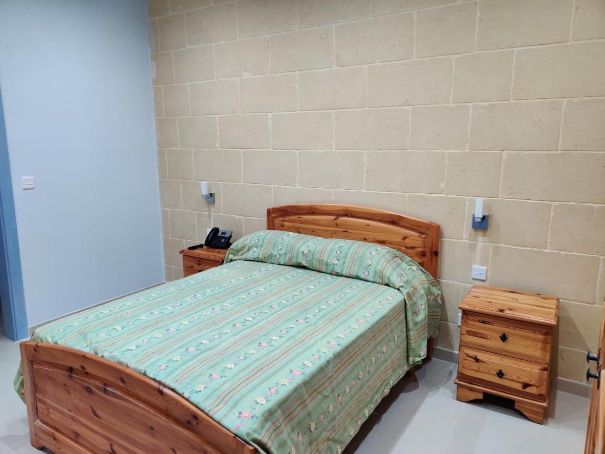 Country Inn Sannat Kültér fotó
